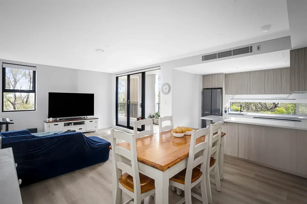 Blacktown 3房 Blacktown中心精装三房 宽敞布局 现代厨房 双阳台 主卧套间 步行便利 Spacious, Modern, and Ideally Positioned