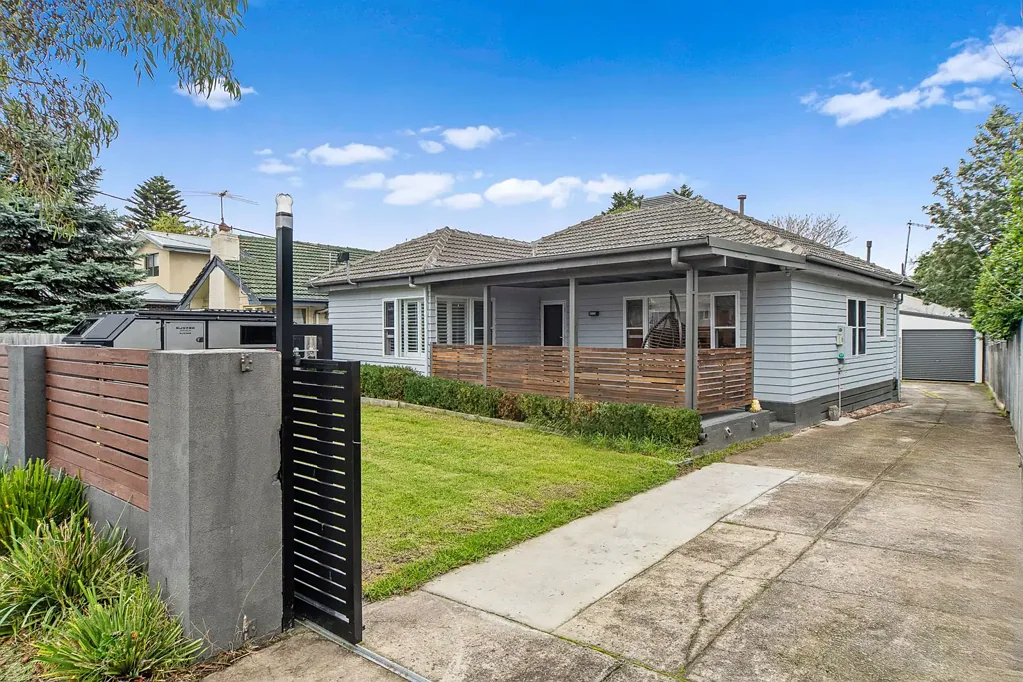 Frankston 3房 Frankston高区物业 646㎡宽敞地块 三卧两卫 双生活空间 车库工作室 海滩公园近便 Secure Family Haven with Workshop & Dual Driveway Access