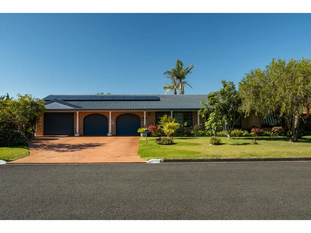 Tuncurry 3غرفة نوم Rare 1,099 m2 Level Block with Dual Driveways, 3 Garages and Caravan Storage