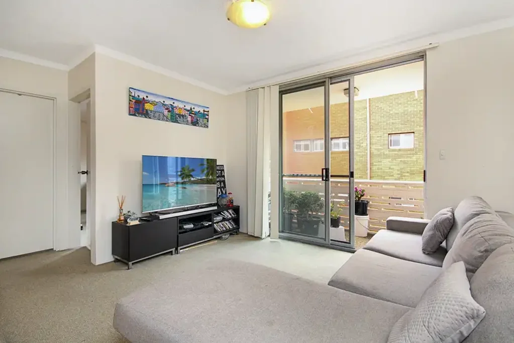 Fabulous Sun-Filled Apartment with North-Facing Balcony