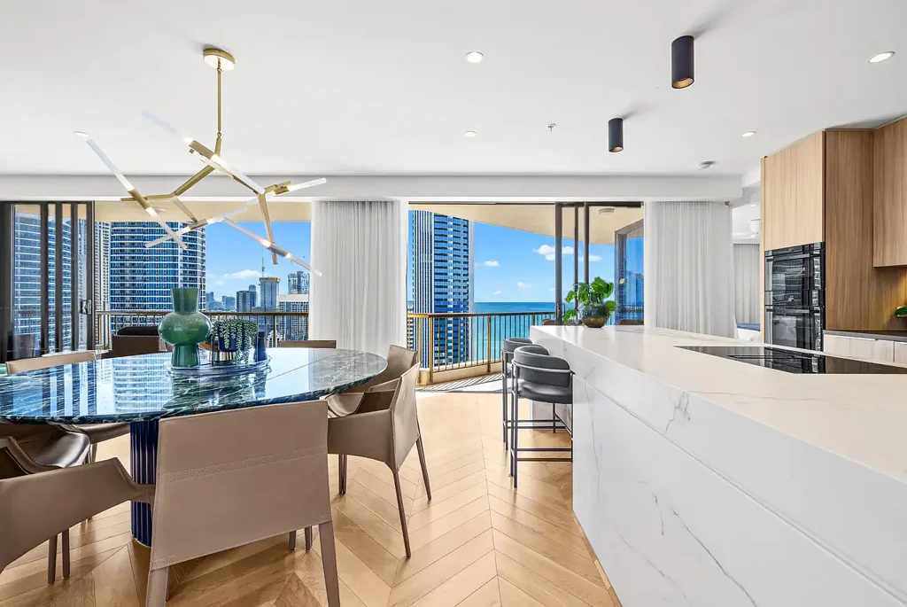Surfers Paradise 4房  ULTRA-RARE HALF-FLOOR BEACHFRONT SUB-PENTHOUSE