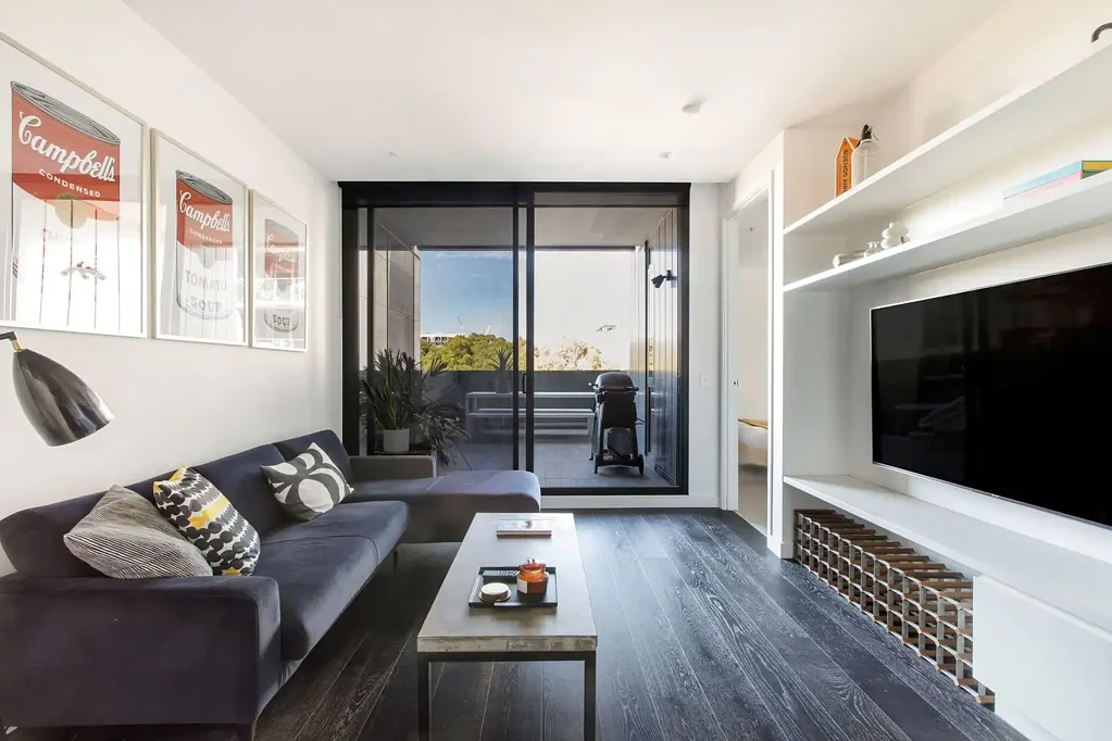 South Yarra 2房 市中心设计 空间光线充足 室内外生活体验 Timber地板 开放式起居 露台全年娱乐 现代厨房 石制台面 冷暖空调 公共屋顶露台 步行生活便利 A Home Defined by Space and Flow