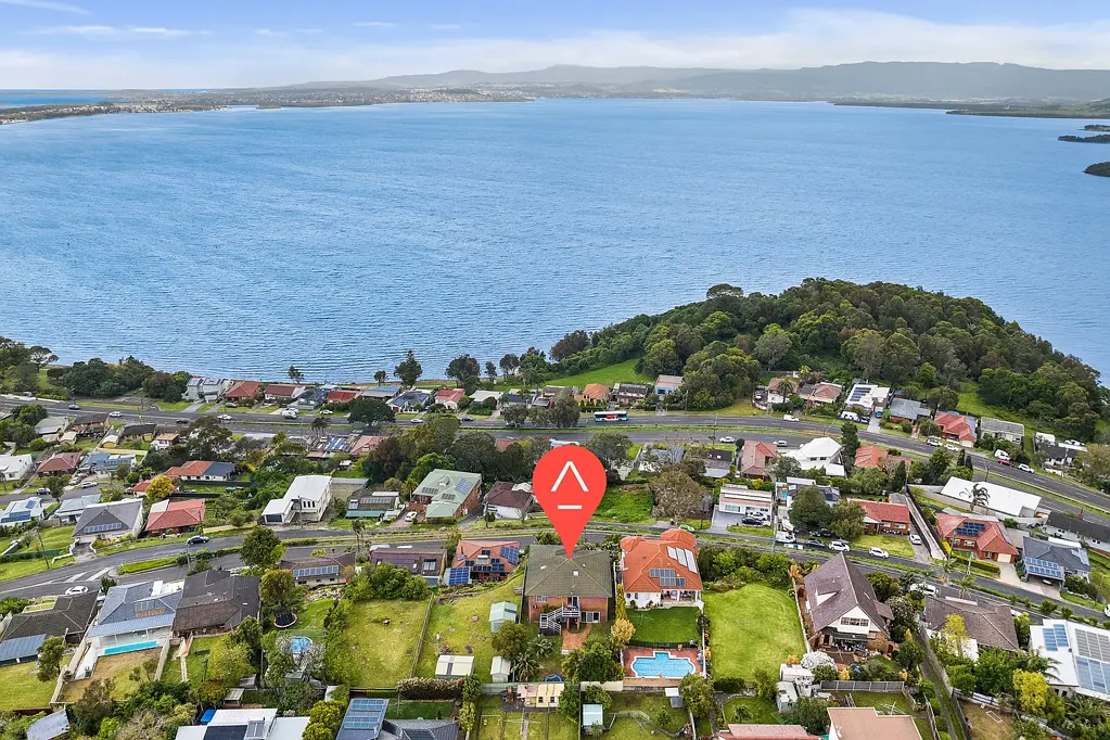 Lake Heights 6ห้องนอน Versatile family home with sweeping lake views