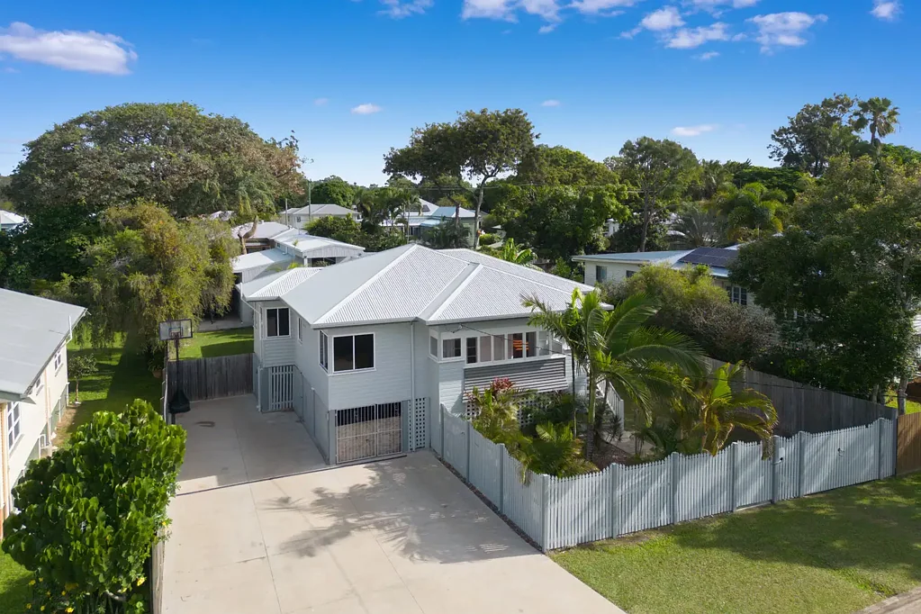 Maryborough 3房  Stylishly Renovated Queenslander with Huge Shed Retreat and Spa!
