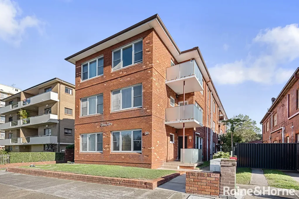 Two Bedroom Unit with Water Views in Brighton-Le-Sands