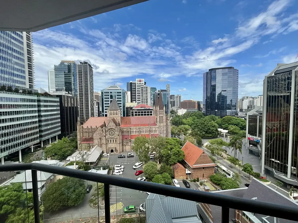 Fully Renovated 1 Bedroom + Study + 1 Bathroom Apartment ( Car Park Available)