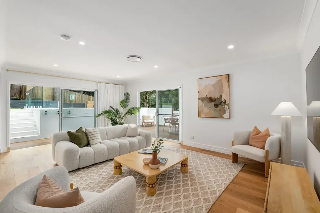 Holland Park 4침실 Renovated Single Level Home in Holland Park's Best Pocket.