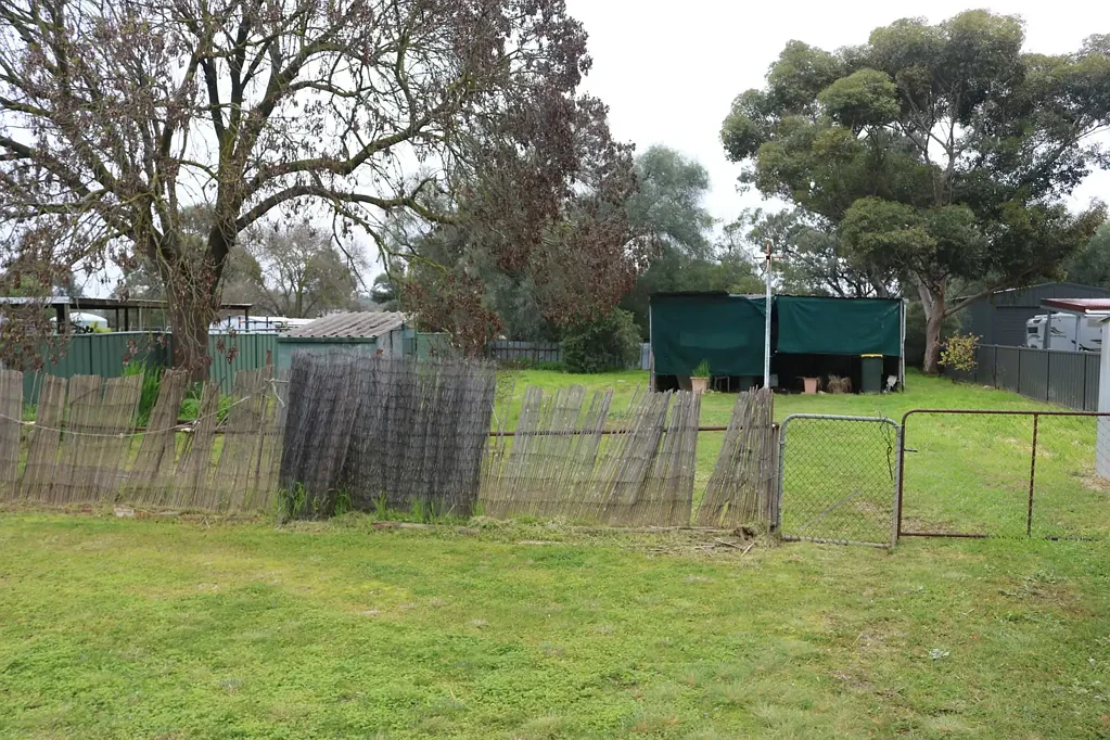 Charlton 1/2 ACRE BUILDING BLOCK WITH PLENTY OF ROOM FOR THE PETS