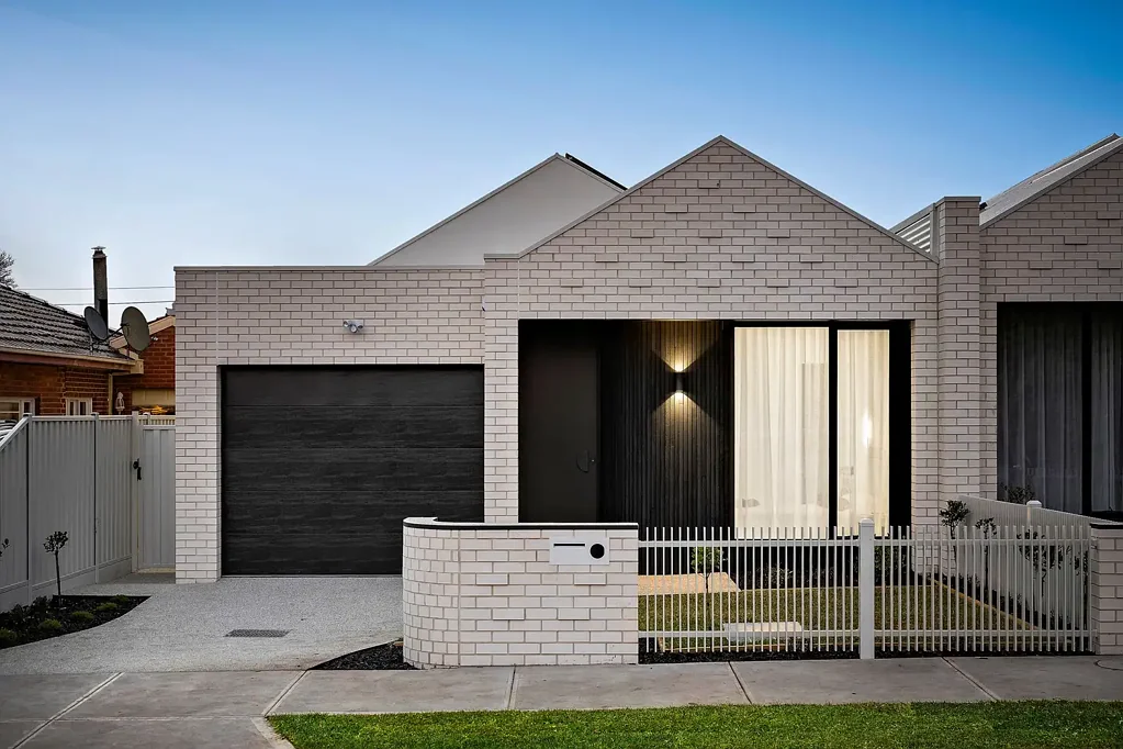Coburg 4ਬੈੱਡਰੂਮ Architectural Excellence with a Bold, Modern Finish