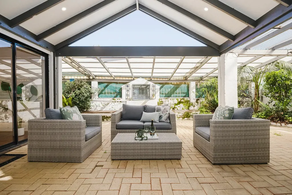 Kingsley 4ਬੈੱਡਰੂਮ SPACIOUS, FLOWING, PRIVATE FAMILY HOME IN EXCELLENT LOCATION!