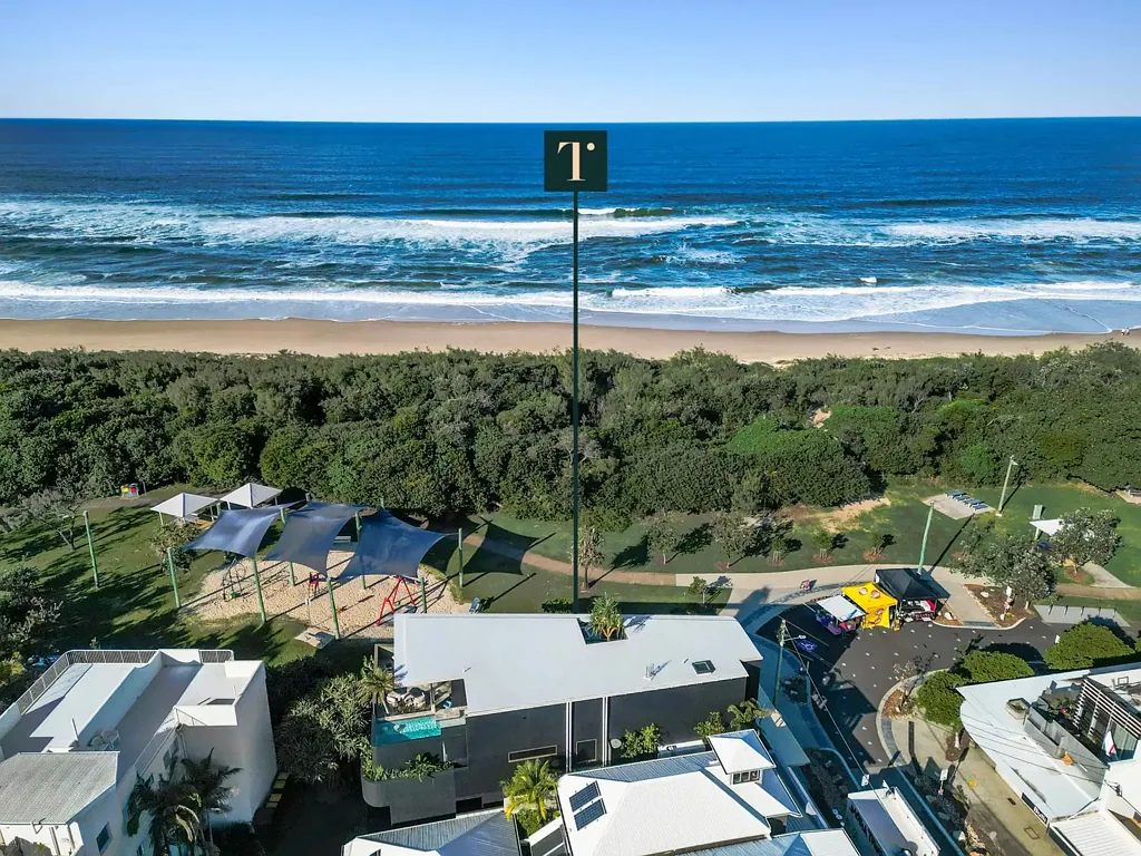 Marcoola 4ਬੈੱਡਰੂਮ Luxury Beachside Unit with Commercial Upside