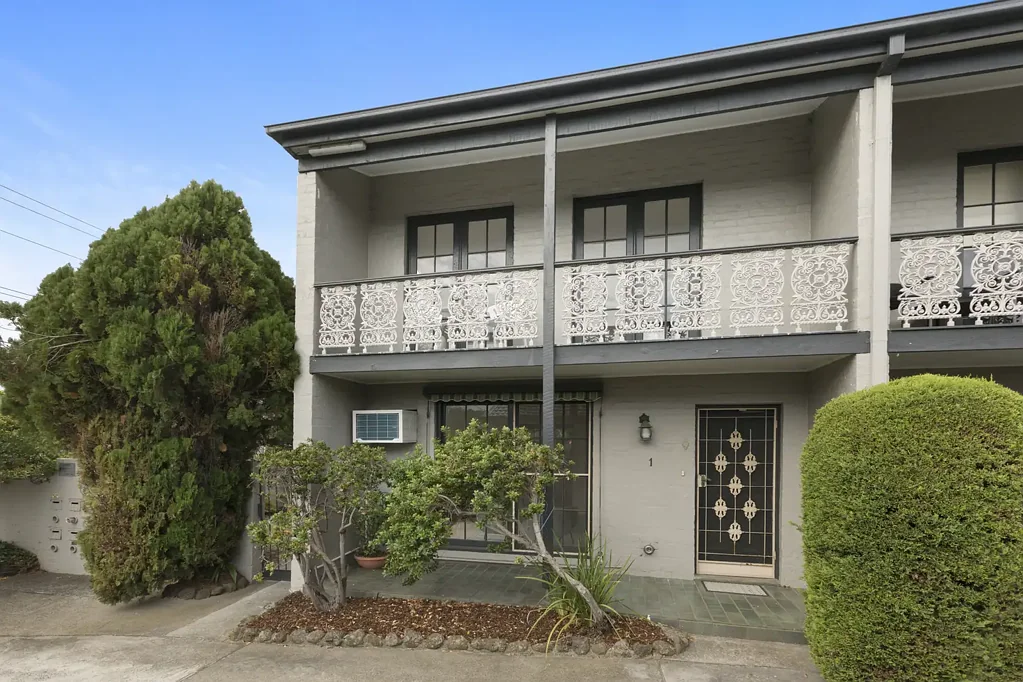 Mentone 2房 火车站步行至海滩 花园沐浴阳光 两卧朝北临街 全新地板电器 稀有采光视野 车库安全纱窗 North Sun, Fresh Style & a Big Front Garden