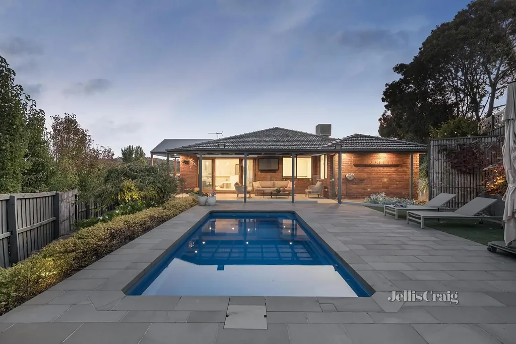 Eltham North 5房 现代住宅，享林木美景，开放式起居，带顶棚露台，五卧室，太阳能游泳池，视频门铃，中央供暖，硬木地板，靠近学校和商场。 Modern family entertaining with tranquil views