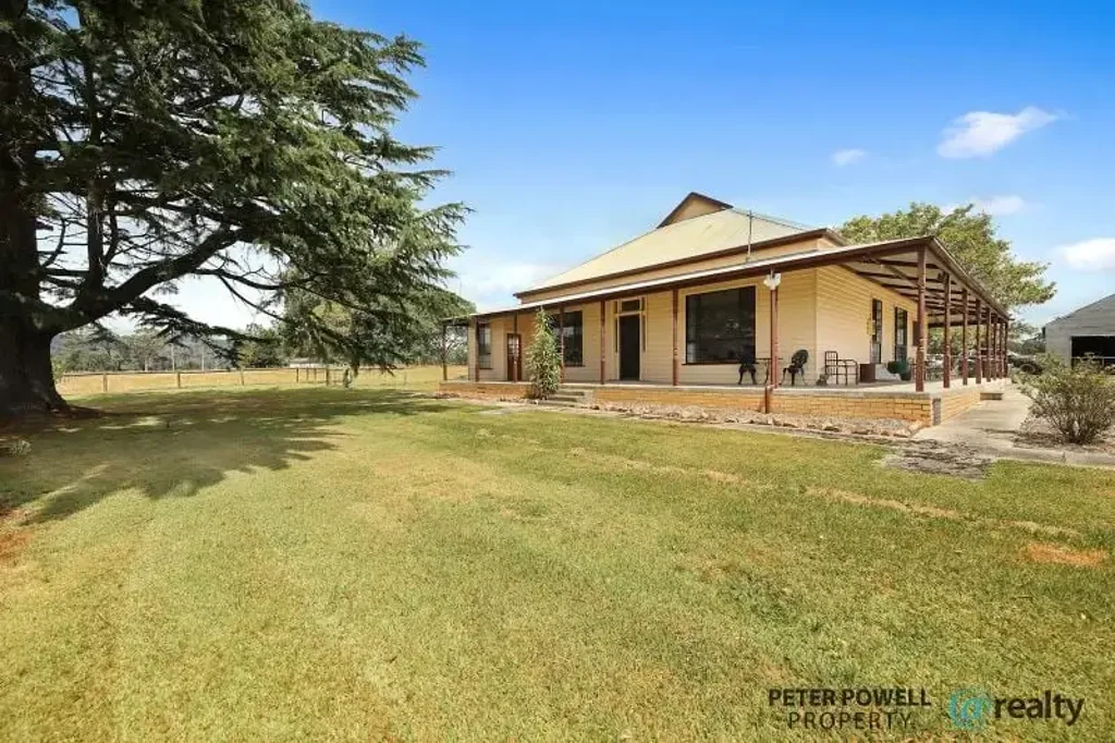 Cloverlea 5Zimmer Character Homestead on approx 12 acres. Ideal Horse Property with Mixed Farming Potential. PRICED TO SELL !