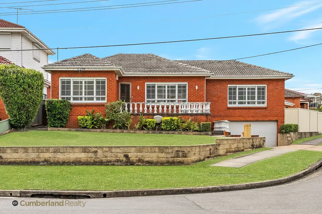 Greystanes 4ਬੈੱਡਰੂਮ High-Set Family Home on Prime Corner Block