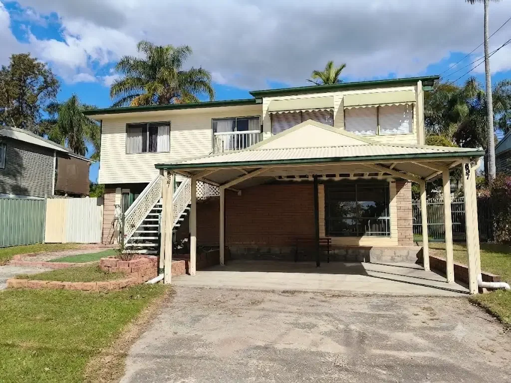 Crestmead 3房 占地 720 平方米的宽敞家庭住宅 - 可即刻入住，带独立姻亲房潜力 (需市政批准) Spacious Family Home on 720m² - Move-In Ready with Granny flat Potential (STCA)