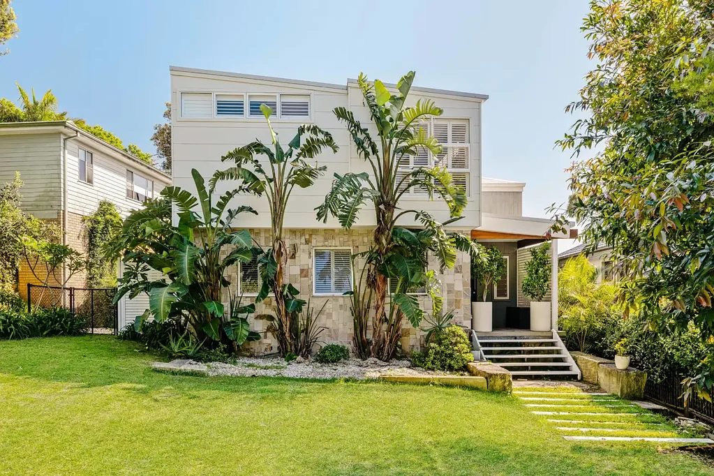 Macmasters Beach 4房  Elevated coastal living with ocean views