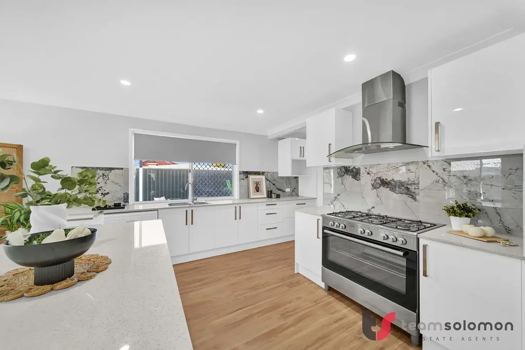 Victoria Point 4 Bedroom 4 BED + STUDY - TOTAL RENO!