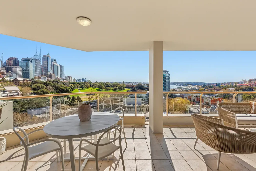 Woolloomooloo 2房 北向景观 124平米宽敞 专用车位+储物 标志性视野 开放式设计 翻新厨房 24小时礼宾服务 游泳池健身房 North-Facing 'Crown Gardens' Apartment with Iconic Sydney & Harbour Views
