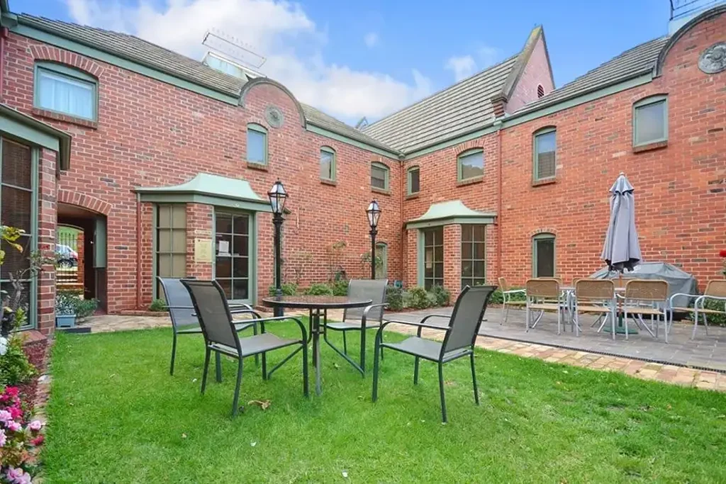 Charming Townhouse in Prestigious Mews Complex