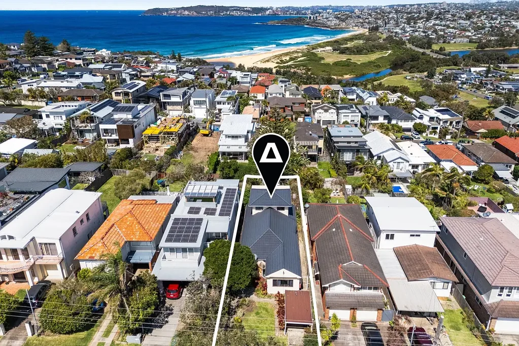 North Curl Curl 5chambre Untapped Potential in Curl Curl | Classic Beach House With Ocean Views