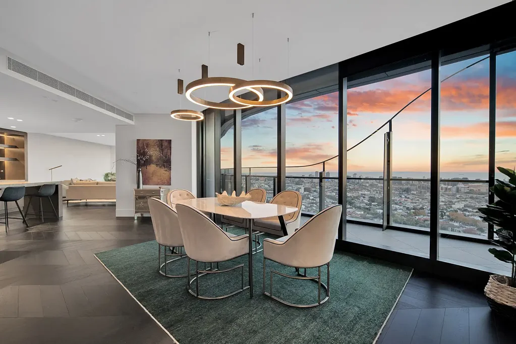 South Yarra 2房 墨尔本32楼两卧室公寓，Capitol Grand中心地带，私人阳台，全景视野，豪华设计，高端设施，稀缺机会。宽敞明亮，豪华装修，顶级电器，私人泳池健身房，24小时礼宾服务，South Yarra生活尽在掌握。 Unrivalled South Yarra Lifestyle – Steps from Chapel Street