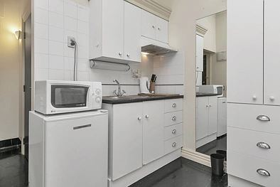 Affordable CBD Studio - Prime location, walk to Queen Street