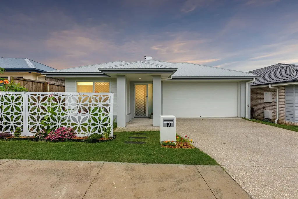 LUX MODERN HOME IN RIPLEY!!