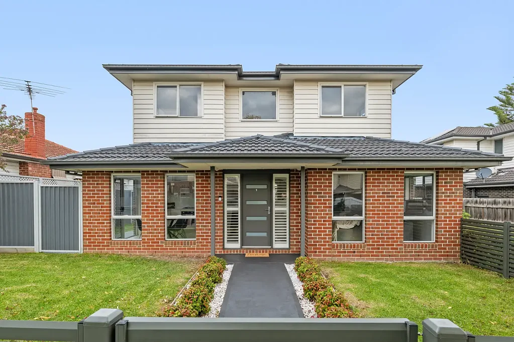 Glenroy 2Zimmer Spacious Living & Dual Courtyards in Prime ANA Estate Location
