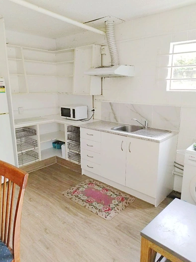 This is quiet and cozy downstairs 1 bedrooms flat where located in the heart location of Hillcrest