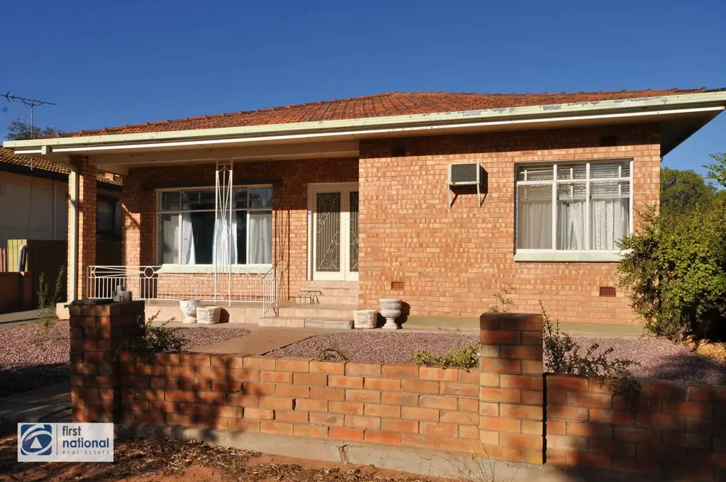 Port Augusta 3chambre Spacious Double Brick Home with Character & Convenience
