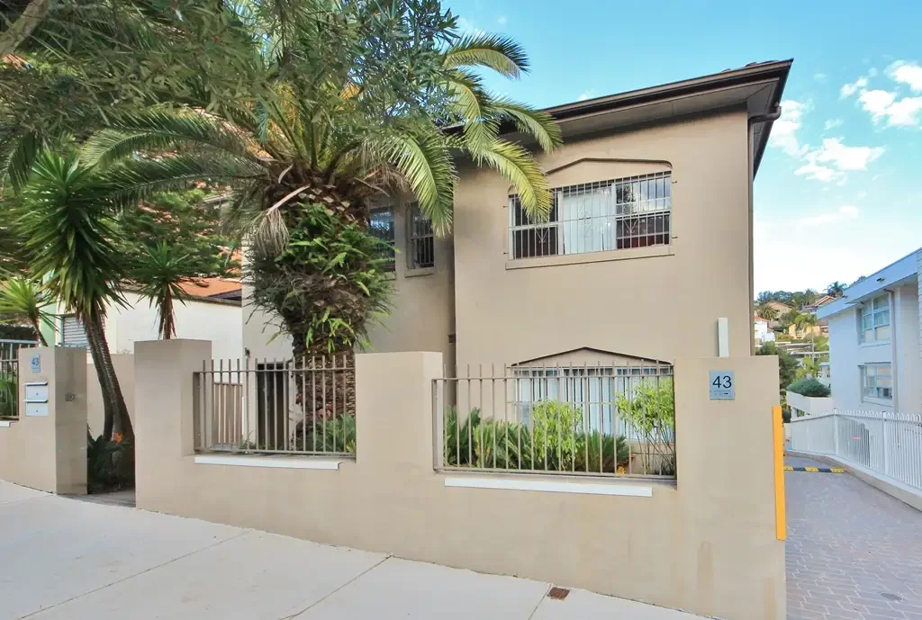 IMMACULATE TWO BEDROOM APARTMENT CLOSE TO BRONTE BEACH