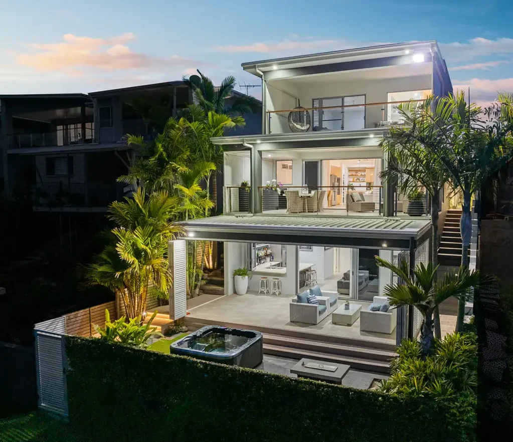 Redland Bay 4房  一座拥有横跨莫顿湾壮丽景色的海岸杰作  A Coastal Masterpiece with Sweeping Views Across Moreton Bay