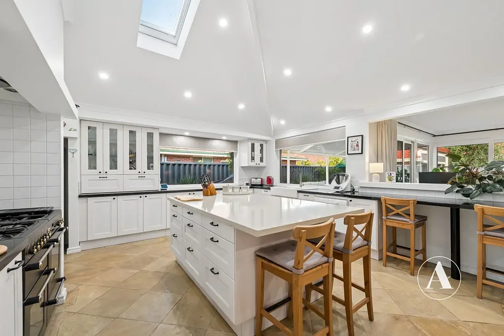 Canning Vale 4ห้องนอน Luxury Family Living with Stunning Renovations and Entertainer's Backyard
