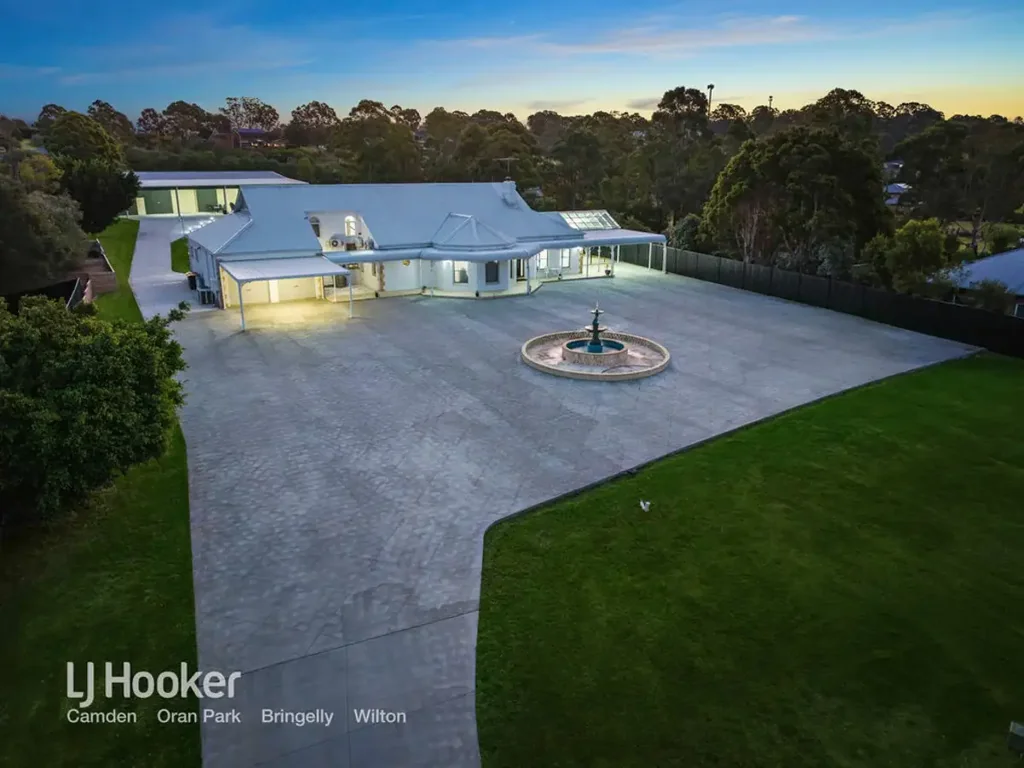 Denham Court 6침실 Under Contract - LJ Hooker Camden | Bringelly
