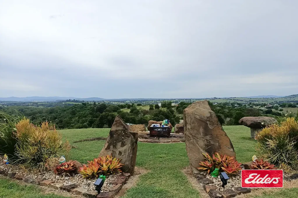 Marburg 4房 高生活品质机会 10.85英亩视野 乡村宁静 广阔基础设施 绵延全景 丰富设施 大型仓库 太阳能发电 独特地块潜力 ON TOP OF THE WORLD