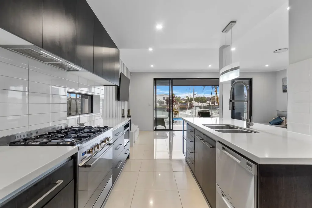 Hope Island 4 Bedroom Luxury Waterfront Family Home