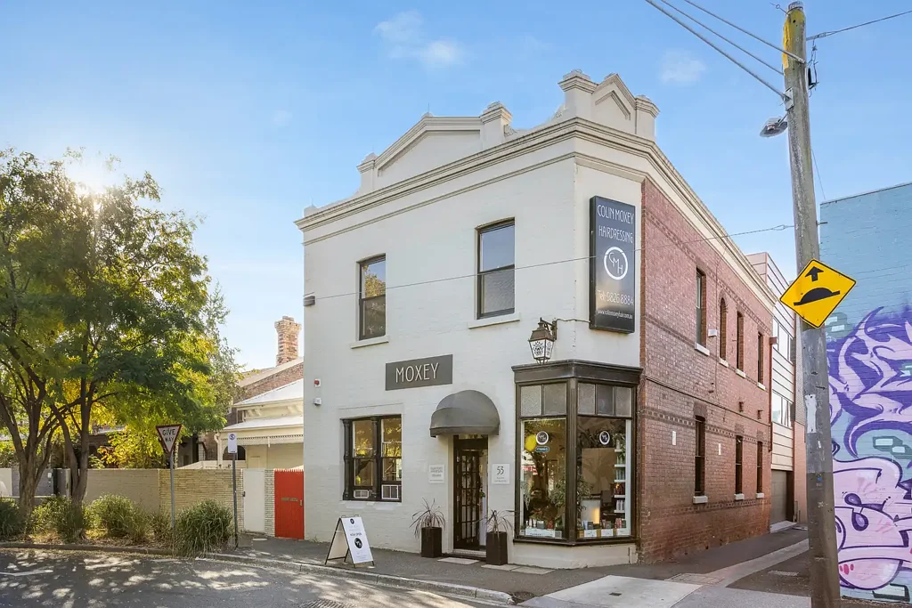 South Yarra 2房 位于Chapel Street生活区，仓库风格别墅，148平米宽敞现代，Miele厨房，阳台享受阳光，全屋供暖制冷，安全车库停车位。理想避风港，尽享Chapel Street热闹生活。Shape团队提供专业服务。 Architecturally designed inner-urban oasis.