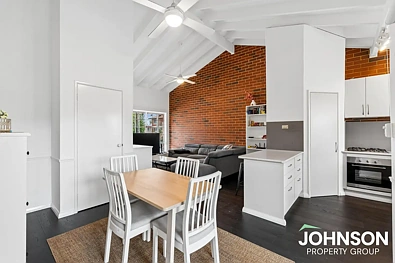 Wembley 3 Bedroom Stunning Lakeside Apartment