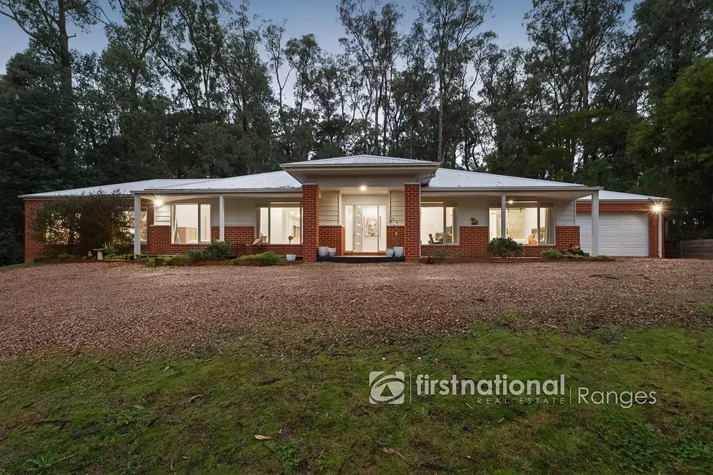 Emerald 4房 宁静山丘中的近新杰作 A Near-New Masterpiece in a Peaceful Hills Setting