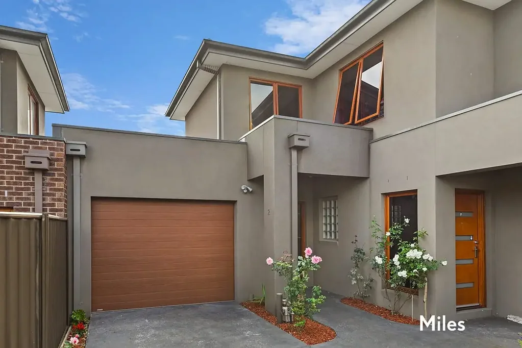 STYLISH TOWNHOUSE - GARAGE NOT INCLUDED