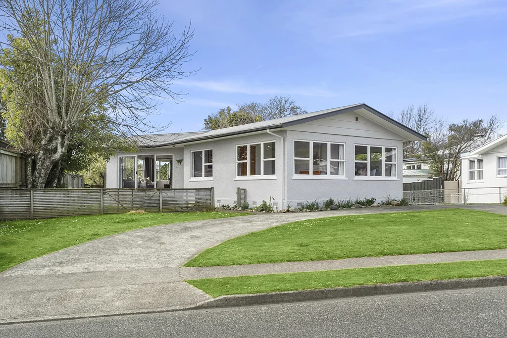 Stoke 3 Slaapkamer Sunny, Spacious and Set to Sell — A Rare Find