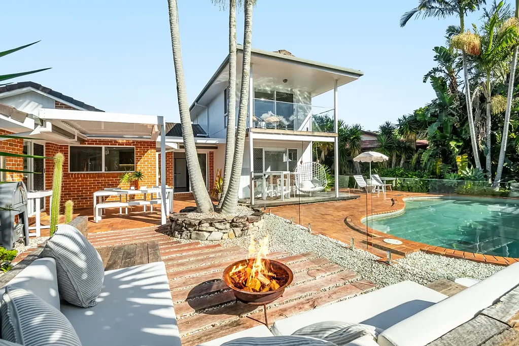 Suffolk Park 5कमरा Coastal Family Sanctuary with Self Contained Studio and Pool