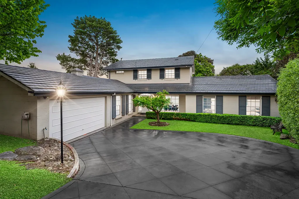 Doncaster 4 Slaapkamer Beautifully Refreshed Double-Storey Family Home in a Peaceful Court Setting