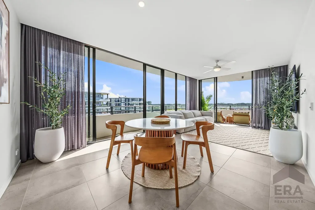 Hope Island 2房  REDUCED BY $100,000 TO SELL- 2026 BARGAIN -OWNER TRANSFERRED TO BRISBANE- Top Floor North-Facing 120m2, Wrap around Balcony- High Ceilings-Storage..