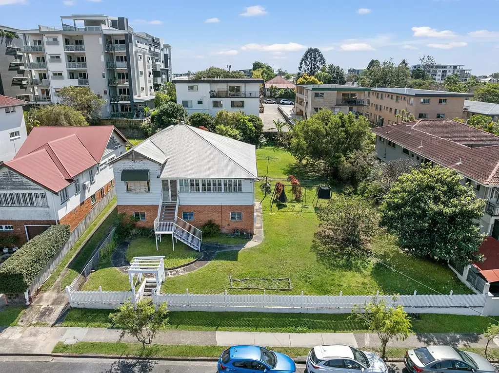 Lutwyche 3房  Grand Queenslander on 1,204m² with Sweeping City Views.