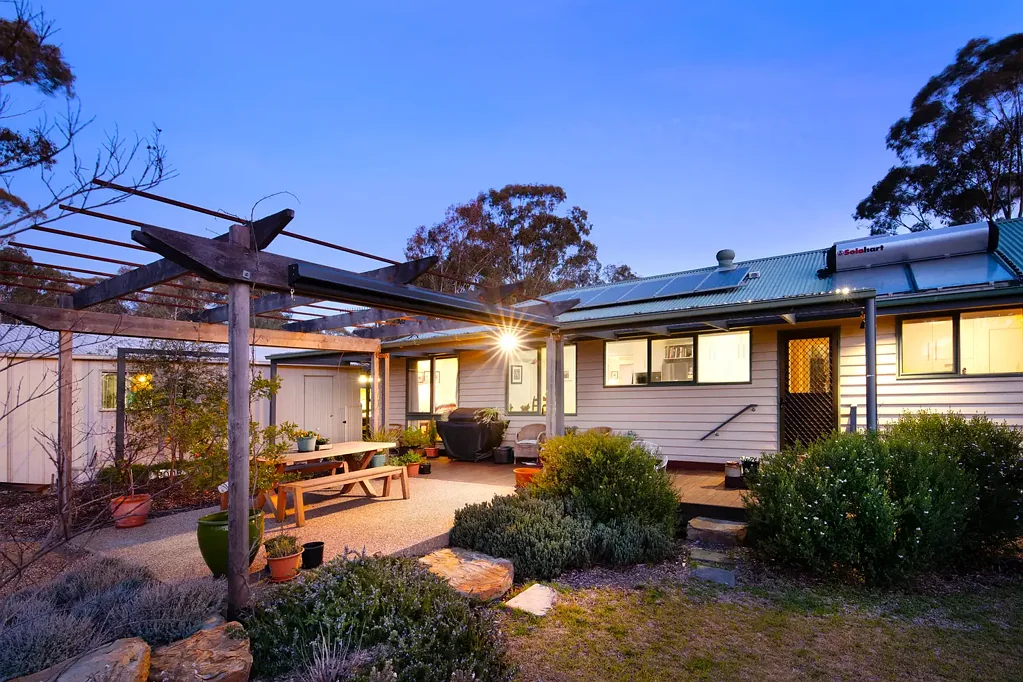 Mckenzie Hill 4 Bedroom Bushland beauty on 4 acres - Homestead style residence with soulful outdoor living space and gardens.