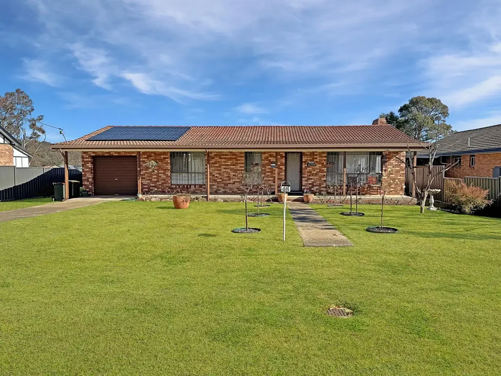 Glen Innes 3 Bedroom BEAUTIFULLY PRESENTED BRICK VENEER HOME