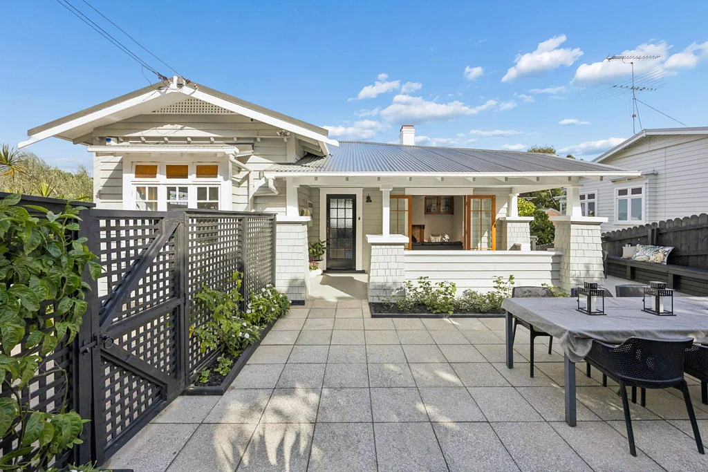 Onehunga 3房 焕然一新的住宅！空间灵活，充满魅力，数分钟即上高速！ Fresh, Flexible & Full of Charm