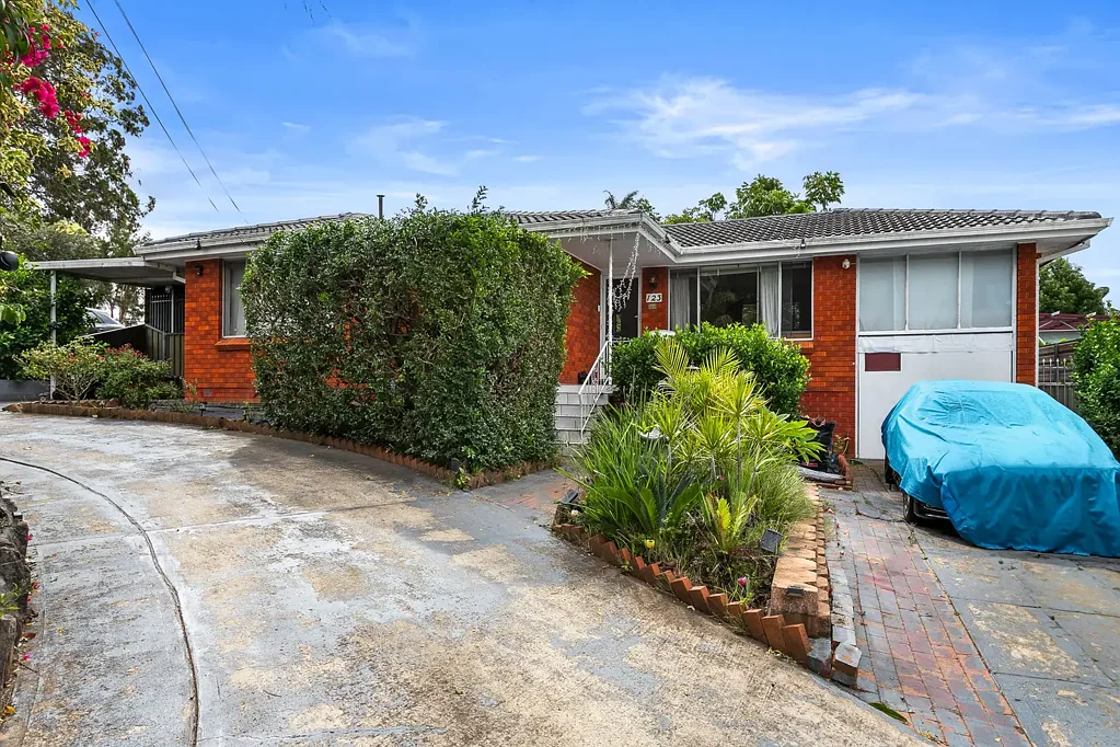 Wentworthville 3Phòng ngủ SPACIOUS BRICK HOME ON 650m2 WITH 21.304m FRONTAGE